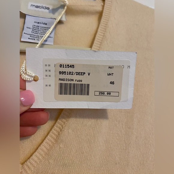 BNWT Matilde Italy cream cashmere sweater. Size 46 - Picture 3 of 3